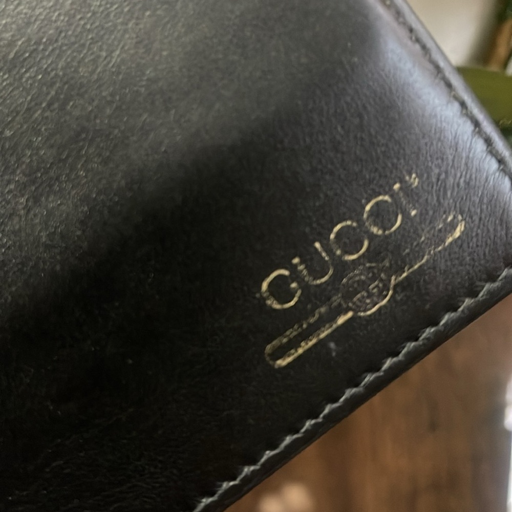 Gucci Mens Bi Fold Black Leather Gold Print Logo Wallet
Discoloration the log